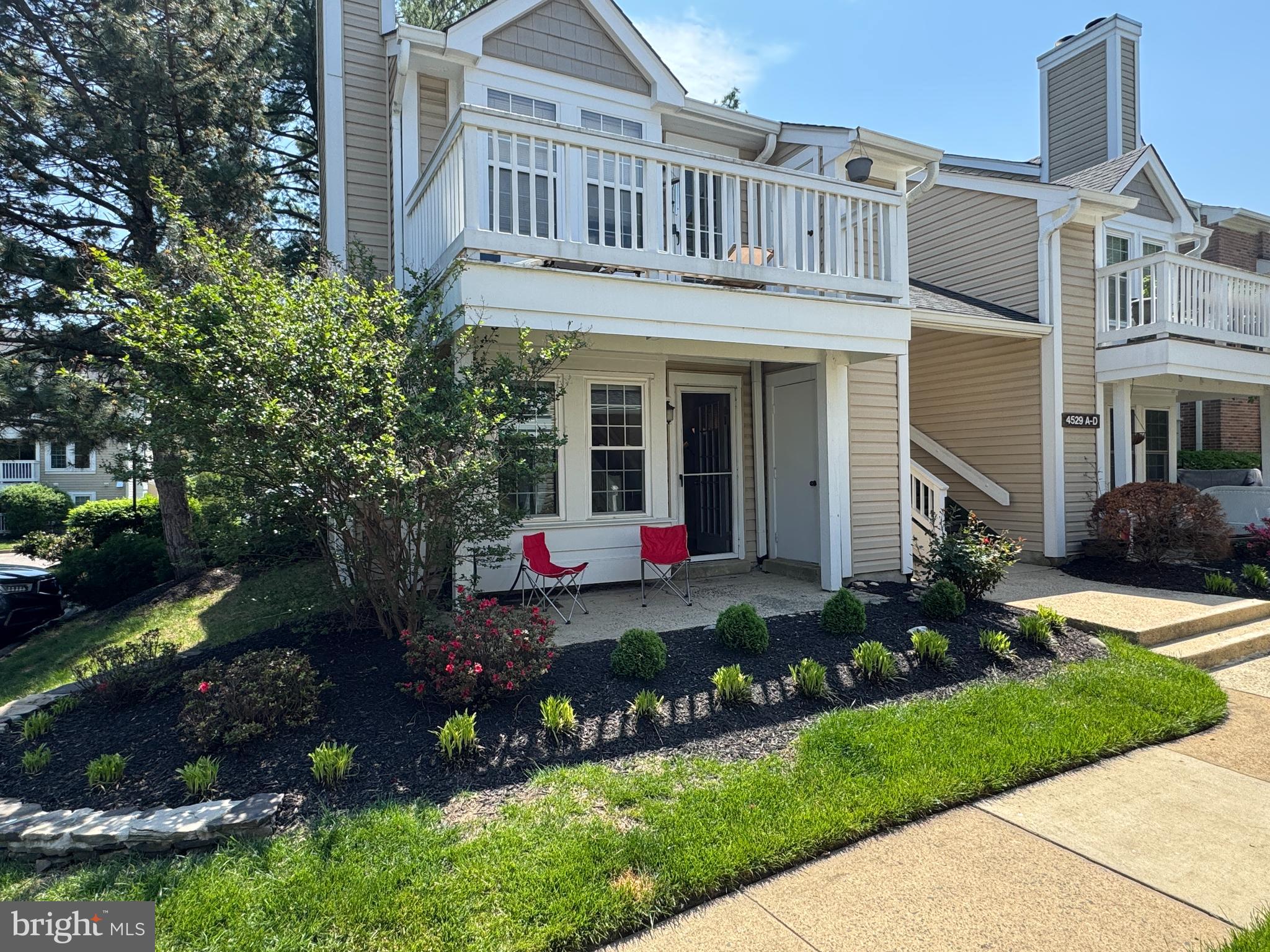 Beautiful and Bright, 1st floor End(Corner) Unit in the sought-after Heatherlea community, in the heart of Arlington. Just steps from Shirlington Village and Shirlington Station Metro. New Paint, New LVP Flooring, Newly-Renovated Kitchen, featuring updated cabinetry, Quartz countertops, updated Stainless Steel appliances, AND open shelving. Living Room w/ cozy window seat and Fireplace (non-operational). Updated vinyl double pane windows, Updated stacked Washer/Dryer. Updated Bathroom. Exterior features an open patio and storage closet. Ample permit parking in the parking lot in front of the unit. Amenities inc: Pool and Car Wash Station. Within easy walking distance to the Shirlington shops, movie theatre & restaurants, W&OD trail, multiple parks and an express bus to the Pentagon, as well as easy access to I-395 & Washington DC.
To Apply: use Rentspree application - $45/per adult app fee (be sure to list ALL who intend to live at the property, start date and desired least term length); 1st month rent (cashier's check) payable to KW Fairfax Gateway; Security Deposit to Landlord. Application fee & 1st month rent due with Application. Security Deposit due at Lease signing