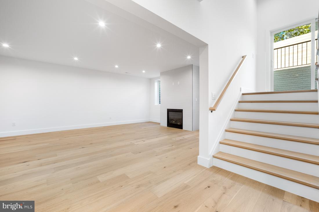 VIENNA WOODS - Residential