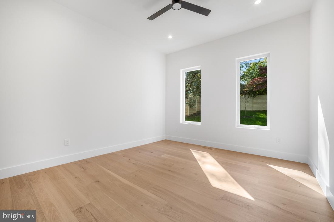 VIENNA WOODS - Residential