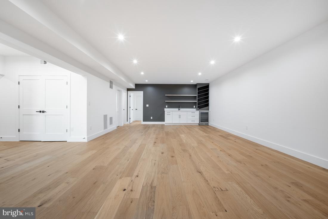 VIENNA WOODS - Residential