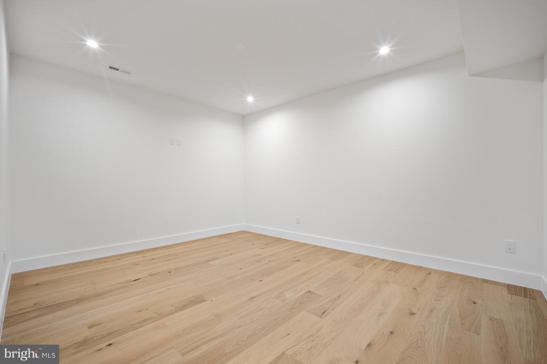 VIENNA WOODS - Residential