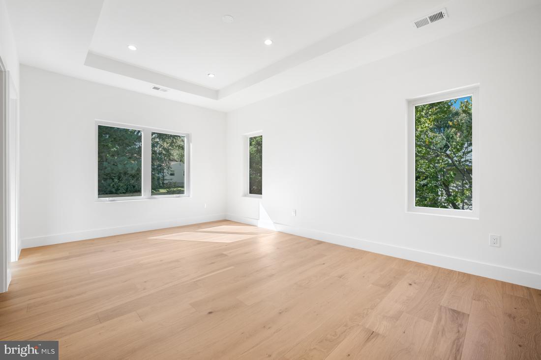 VIENNA WOODS - Residential