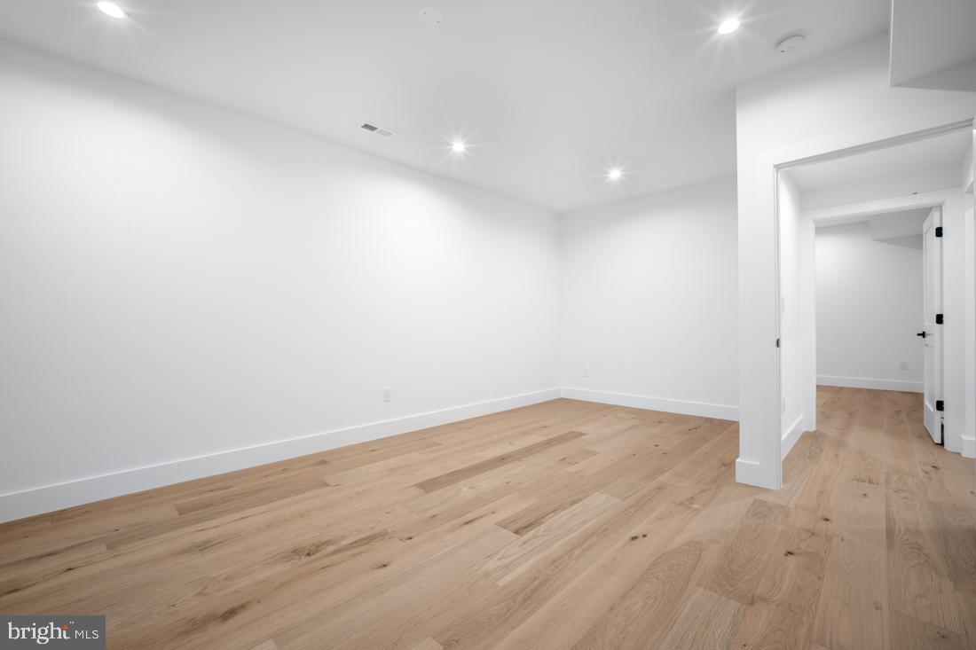 VIENNA WOODS - Residential