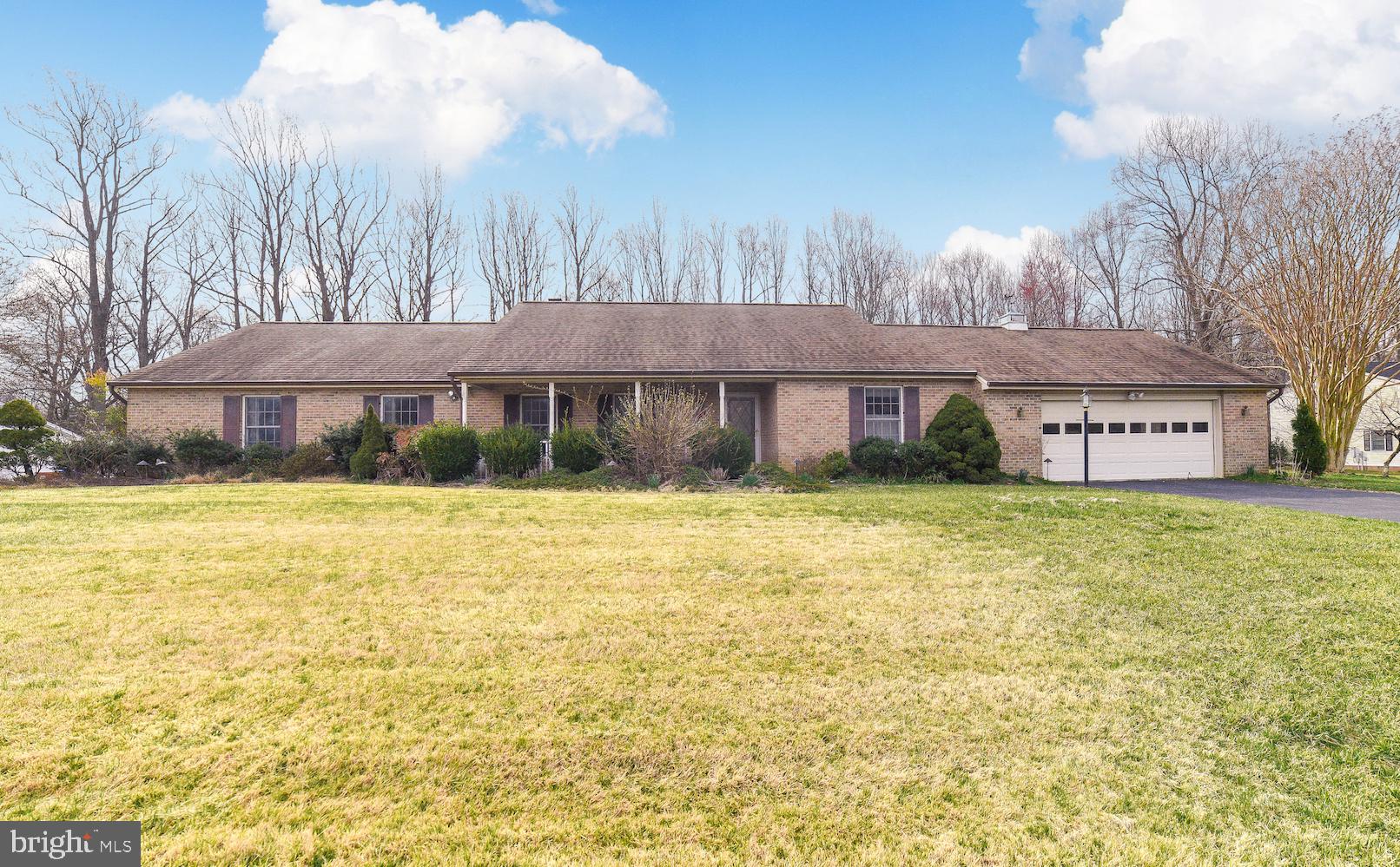 HIDDEN GEM! TUCKED AWAY IN A PEACEFUL, SMALL NEIGHBORHOOD (ONLY MINUTES FROM EVERYTHING), JUST A BIT OF DECORATING & A FEW UPGRADES WILL MAKE THIS SPARKLE! GATHER IN THE TRUE COUNTRY KITCHEN FOR A CASUAL MEAL OR IN THE DINING ROOM FOR SOMETHING MORE FORMAL...RELAX IN THE SPACIOUS, PRIVATE FAMILY ROOM, ENJOY THE BREEZE ON THE BACK SCREENED PORCH, RETREAT TO THE COZY MASTER SUITE OR TINKER IN THE BIG GARAGE--YOU'LL BE IMPRESSED WITH THE VALUE!