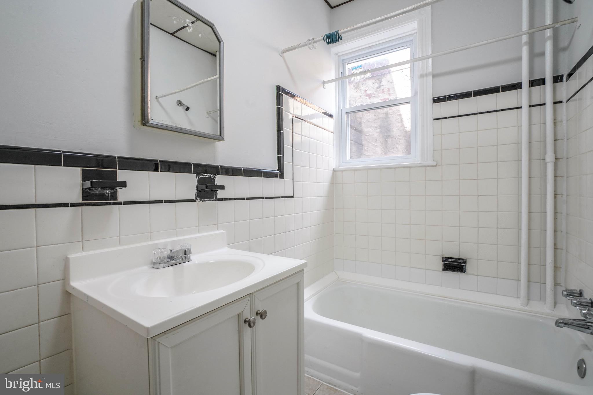 PORT RICHMOND - Commercial Sale