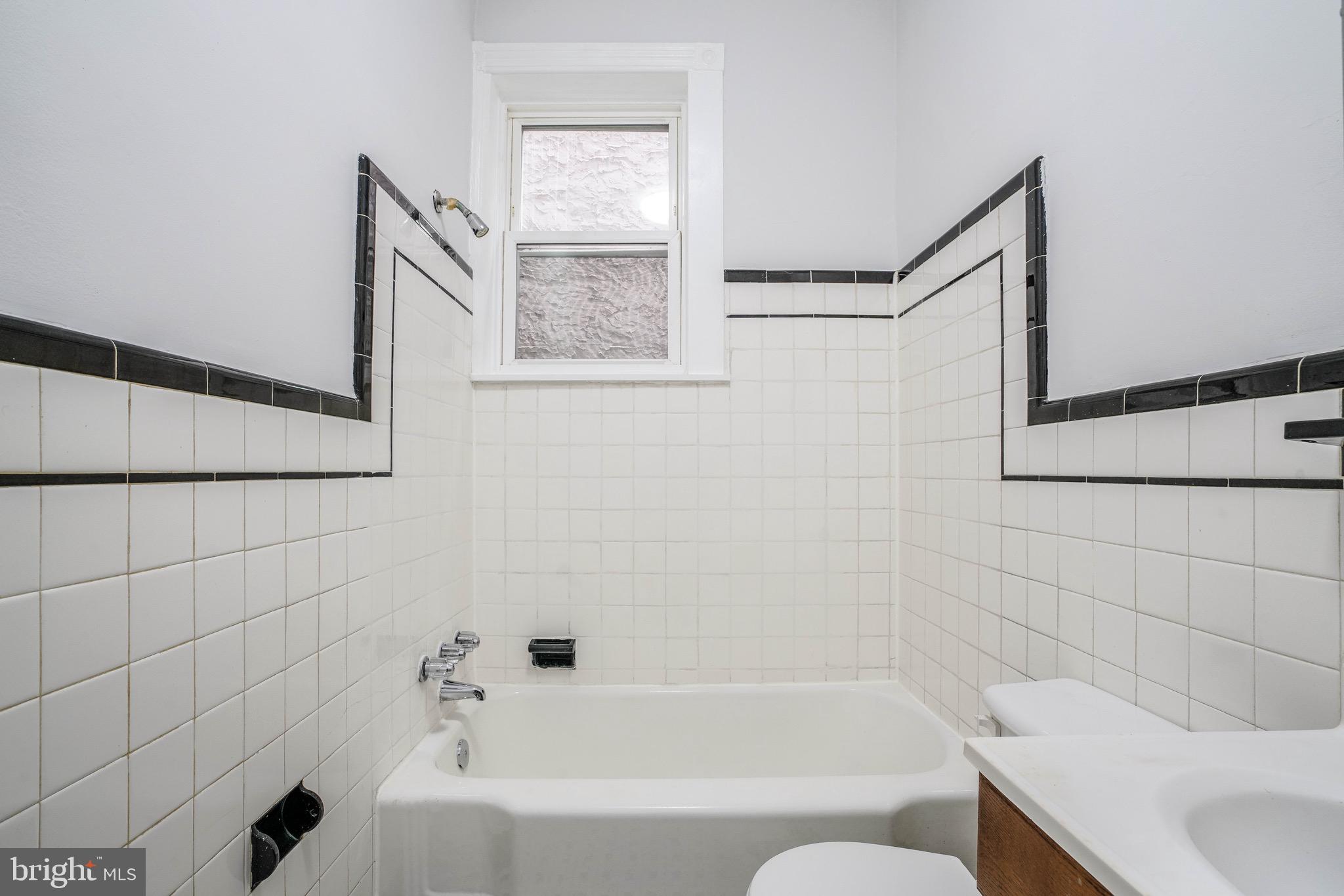 PORT RICHMOND - Commercial Sale