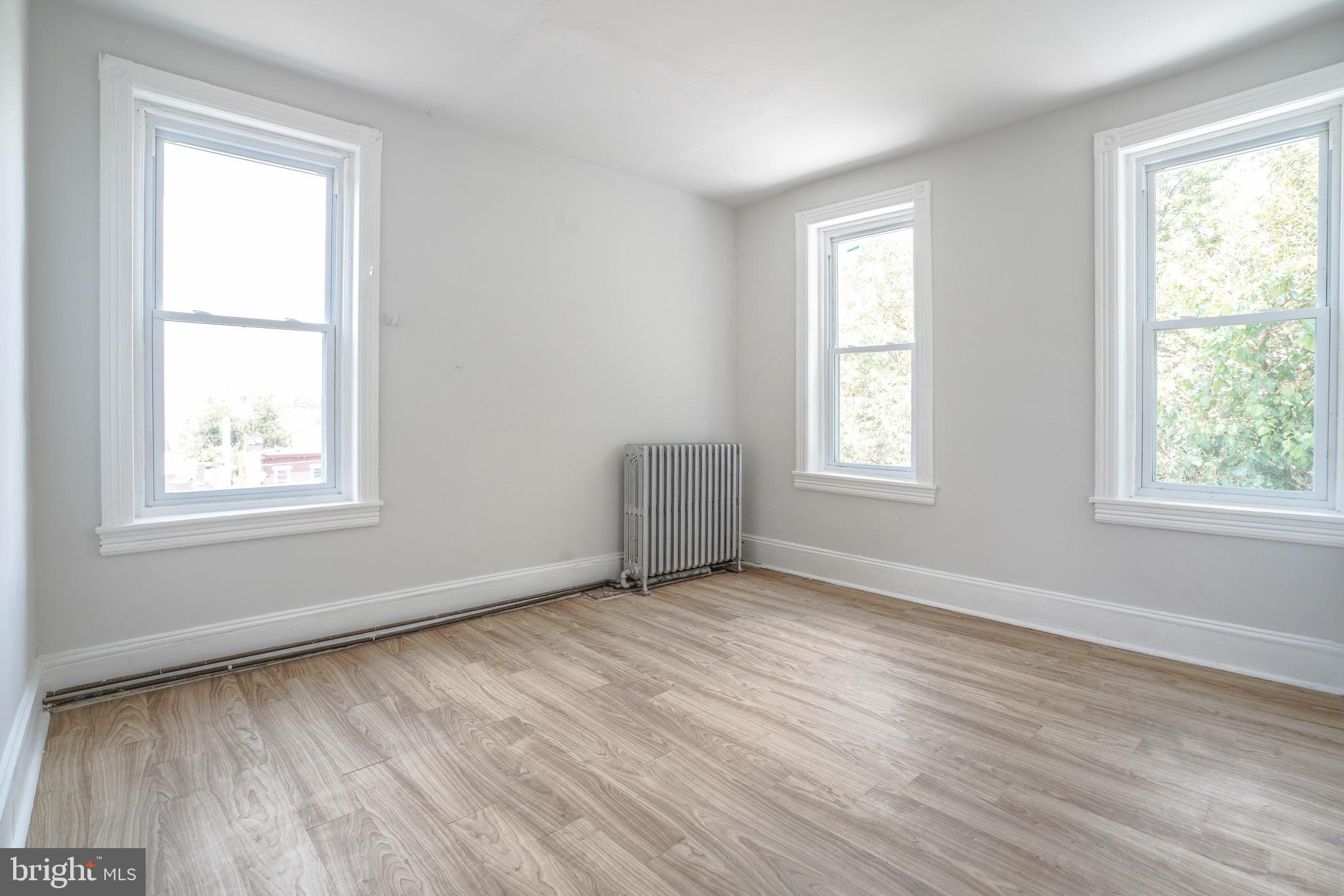 PORT RICHMOND - Commercial Sale