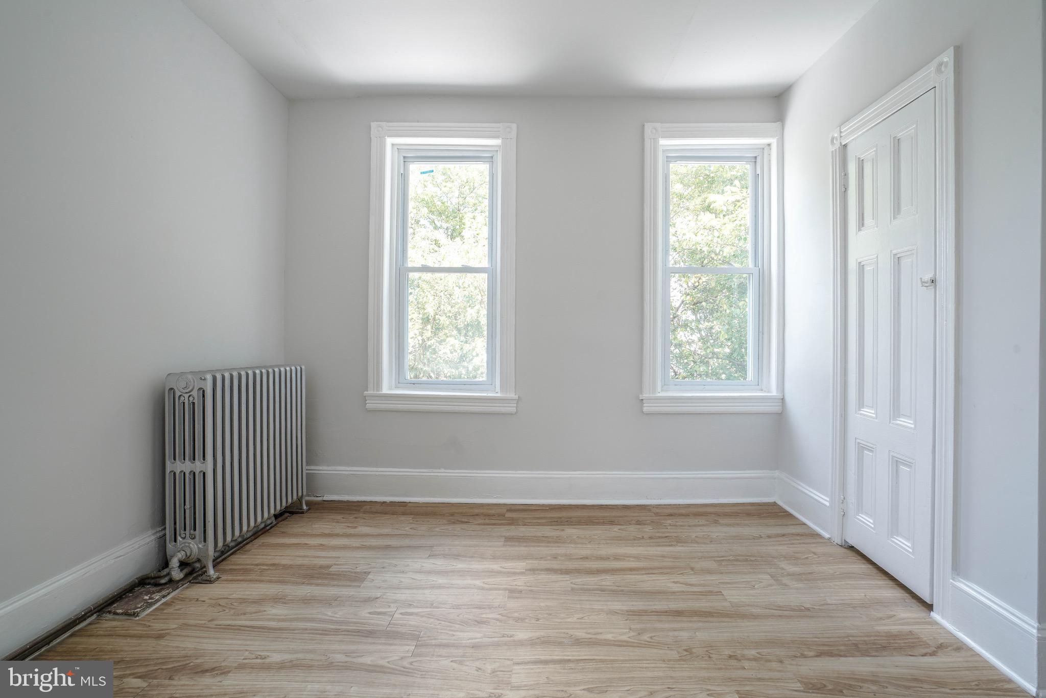 PORT RICHMOND - Commercial Sale