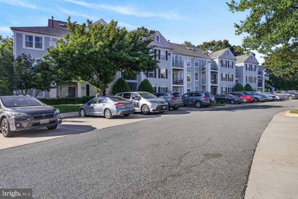 Spacious and ideally located condo within walking distance of Downtown Crown and Rio, offering convenient access to shopping, dining, and entertainment. An exciting new high school is scheduled to open in 2027.
This well-maintained home features new flooring, fresh paint, a ceiling fan, a one-year-old HVAC system, a one-year-old dishwasher, a water heater installed in 2022, and a washer and dryer replaced in 2023.
Residents enjoy access to community amenities, including a swimming pool and tennis courts. The property is just minutes from I-270（Exit 9） and the Shady Grove Metro Station, making commuting easy.
The condo is also within walking distance of major employers and institutions, including the National Cancer Institute, the National Institute of Standards and Technology, Shady Grove Hospital, and a nearby college campus.

Condo fees include water service.
Please refer to MCPS for the middle school and high school changes in the near future.