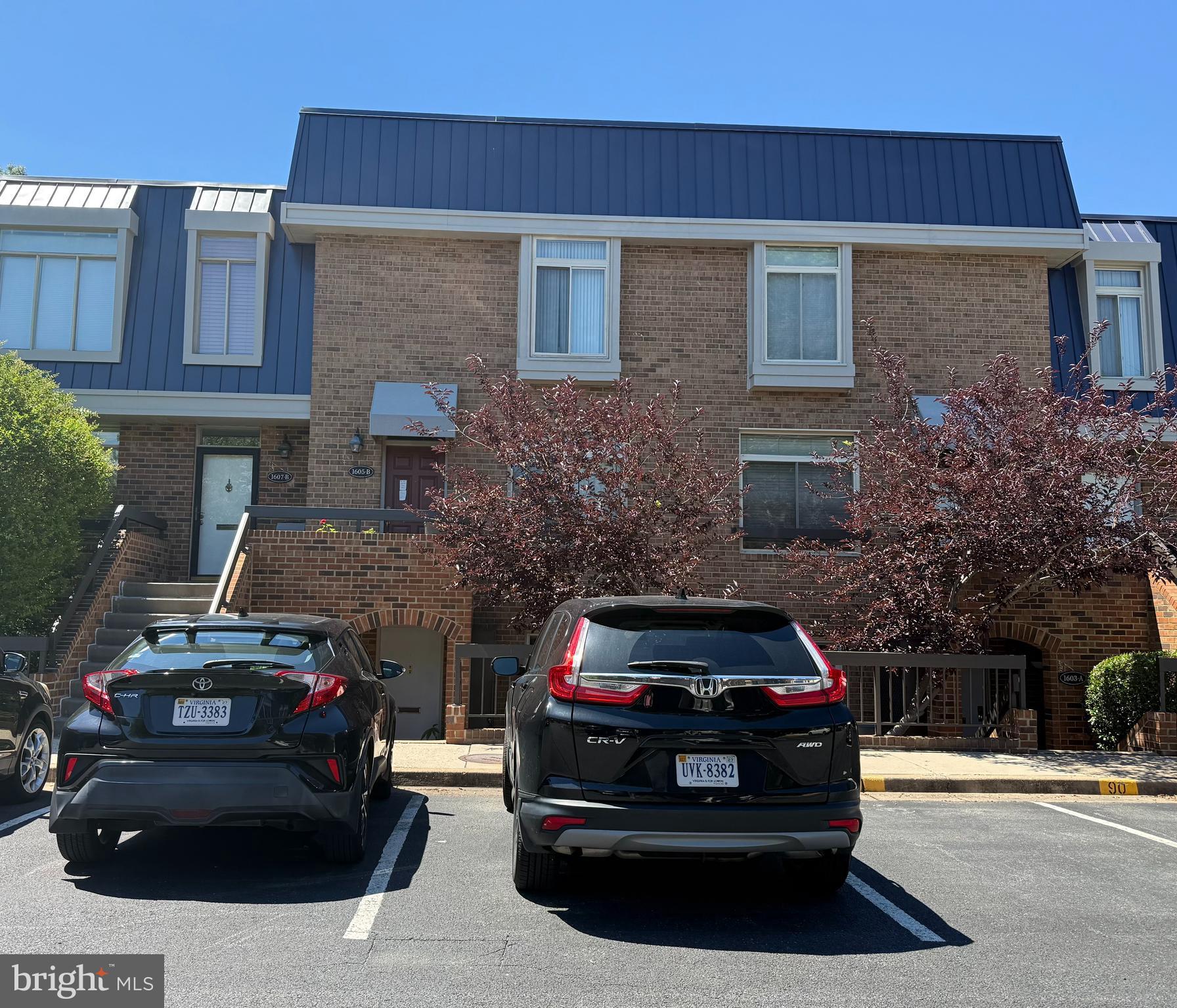 ******* Showing Time 10:00 am to 6:00 pm ******* . Park on  visitor  space or pay to park *****
LOCATION, LOCATION, LOCATION. Welcome home to this rare beautiful 2-bedroom and 1.5 bathroom  townhome condo can walk to Pentagon City Mall Metro,  Pentagon City Mall, Costco, Restaurants, Stores, Banks, and Park ...., all withing in a few blocks and walking distance. It is close to Amazon HQ 2 and new development "National Landing"  which offers free Jazz night or outdoor concern during the seasons. 
The living room with large sliding doors and access to beautiful common garden area, view to Virginia Highlands Park with playground and ball courts. Pets lover - no restriction.