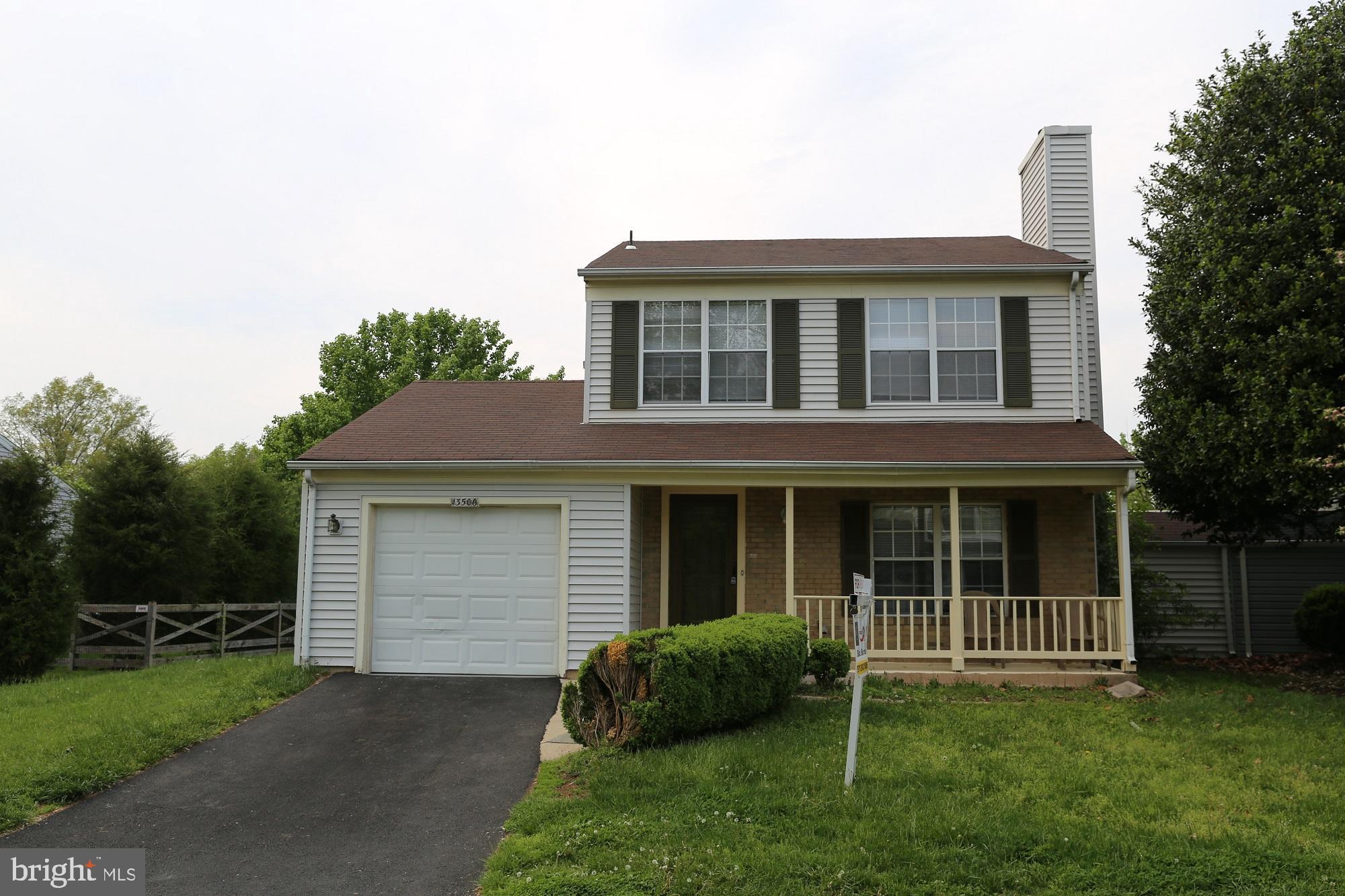 AVAILABLE on 10th June 2025. Pictures are 2 years old. Current renter moving out .3 BR,3 Bath,garage, Franklin Farm community basic facts - 6 Tennis court,2 Swimming pools,3 Basket ball courts ,1 Sand volleyball court,6 Fishing ponds,Neighborhood watch,Shopping center,Nature Tails,Babysitting Co-ops,It s a great community w/tennis court, pool, jogging trails and offers excellent Fairfax County public schools. 
 Can't beat this location, privacy and price point for a single family home in Fairfax County! Pets considered, 12-24 month lease preferred. Credit and background checks.  This home has Choice Home Warranty.
Use RENTSPREE online application please!