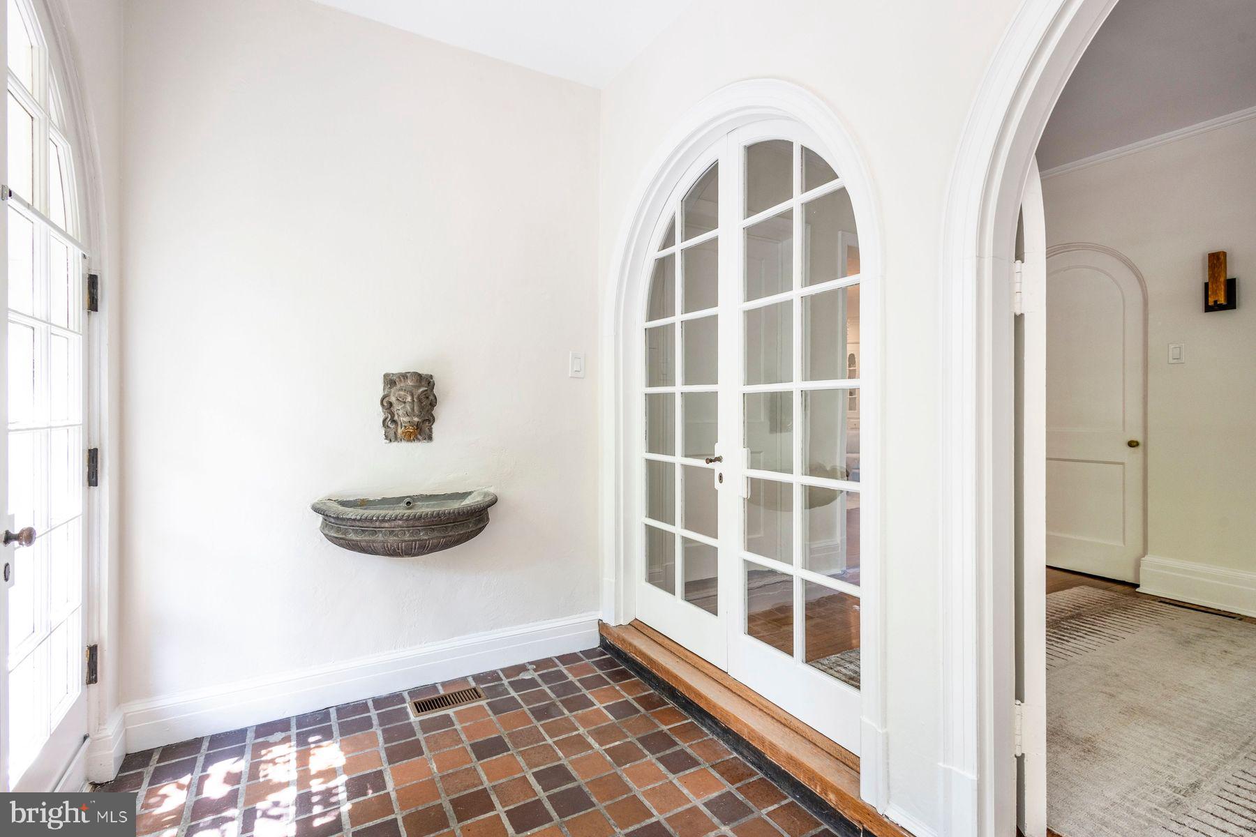 CHESTNUT HILL - Residential