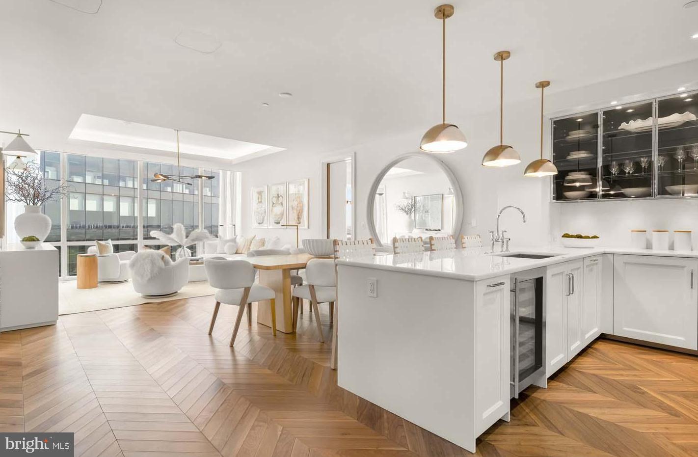 FOUR SEASONS PRIVATE RESIDENCES - Residential