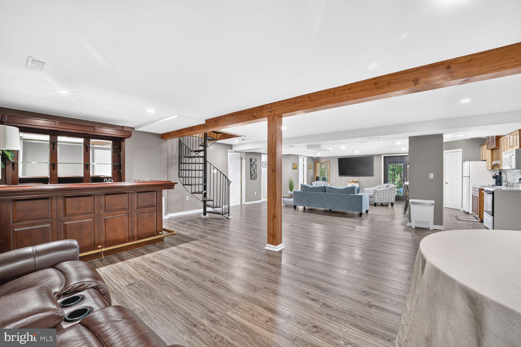 TOBACCO ROAD - Residential