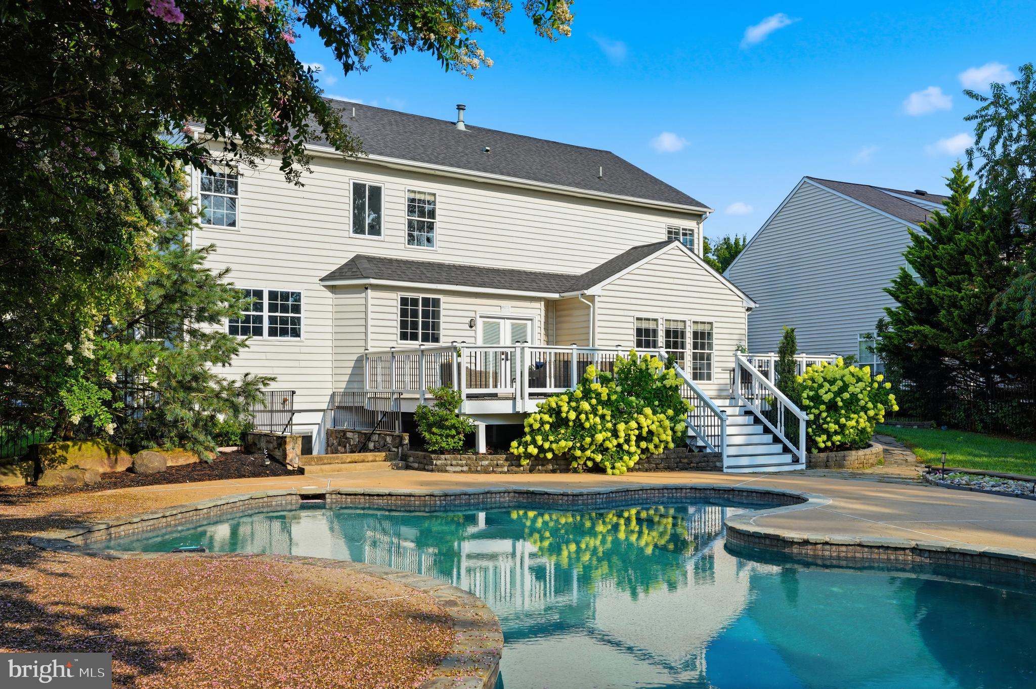 VANTAGE POINTE - Residential