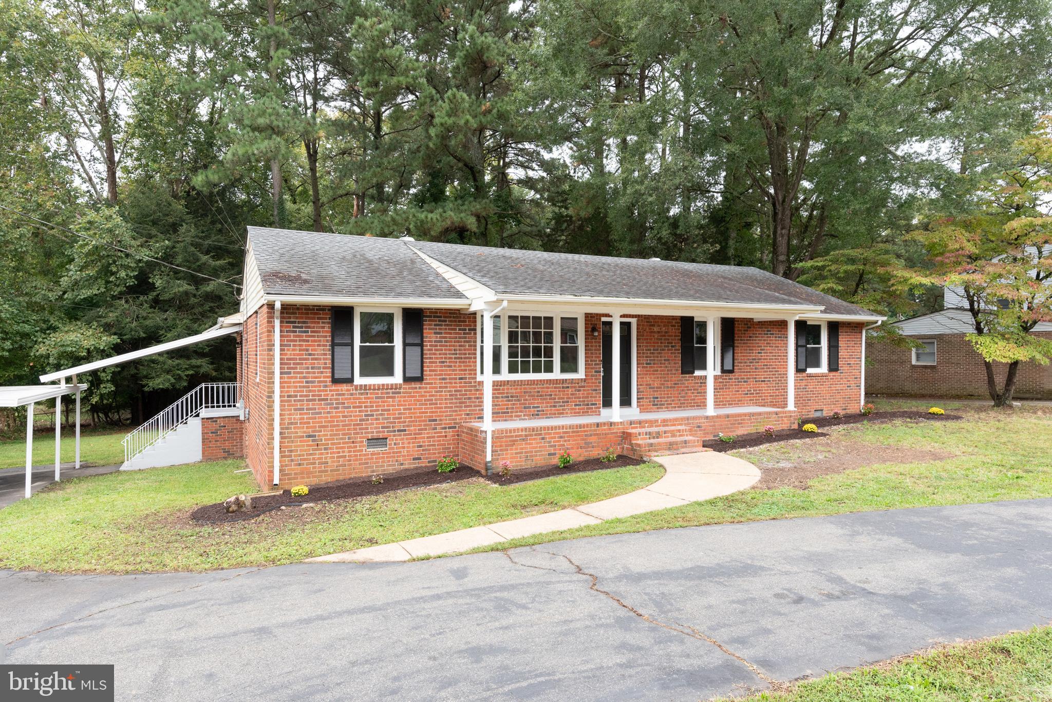 Beautiful 3 Bed 2 Bath Home in a Great Location. Hardwood Floors, Upgraded Counter Tops, Fresh Paint,
Primary Bath, New Appliances, Much More. Must See!