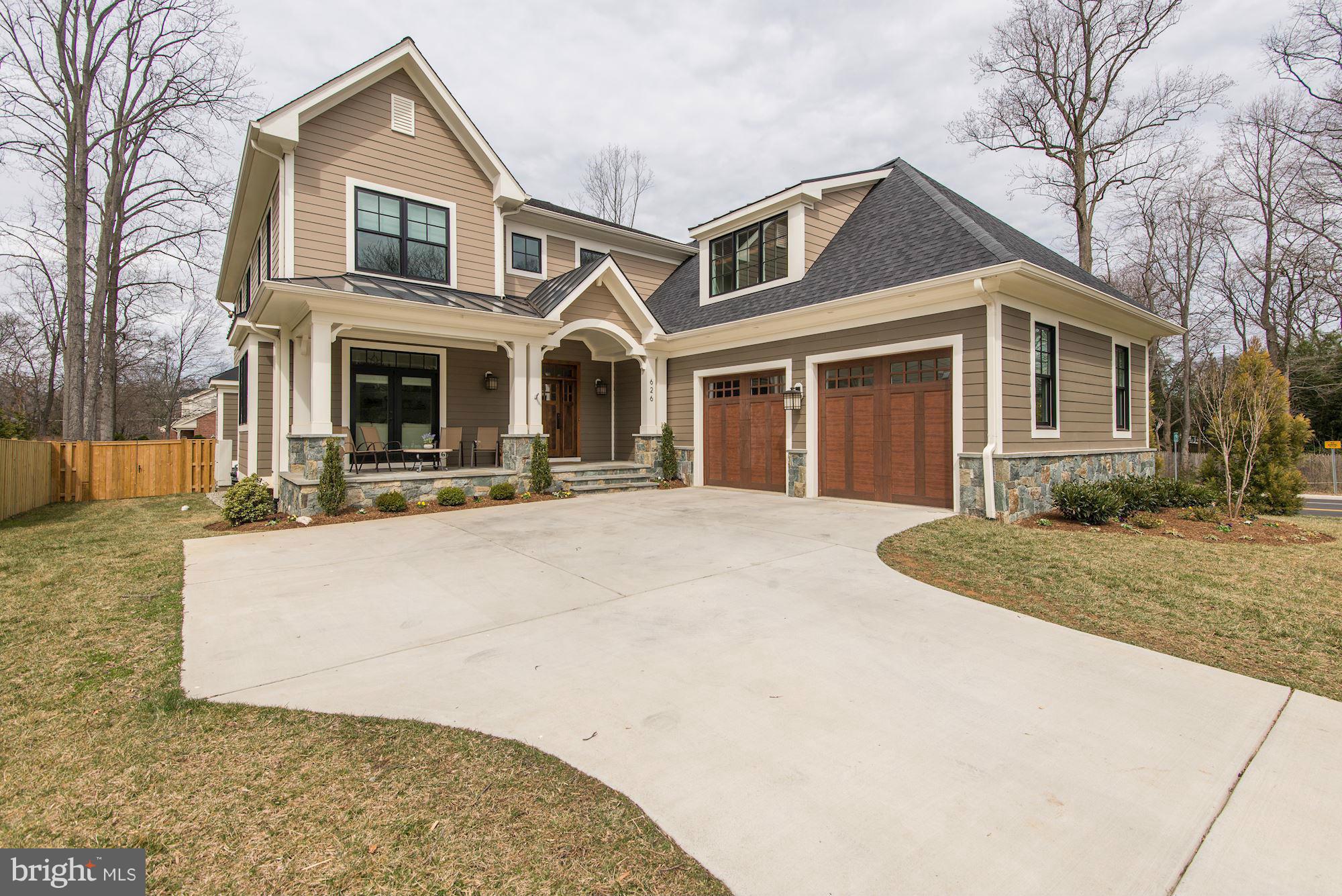 Quality Staats  Arts/Crfts home w/ upscale features & attention to detail/craftsmanship thoughout. Frnt salon, main lvl Bdrm w/ fbth, gourmet kitchen w/ extnsive cabntry, top of the line applncs. FR open to the ktchn w/elegant coffered ceilng, flr to ceiling stne linear gas FP, lrge remote studio/office, spacious serene rear deck & square flat bckyrd, perfect for entrtinng! Walk to center of town!