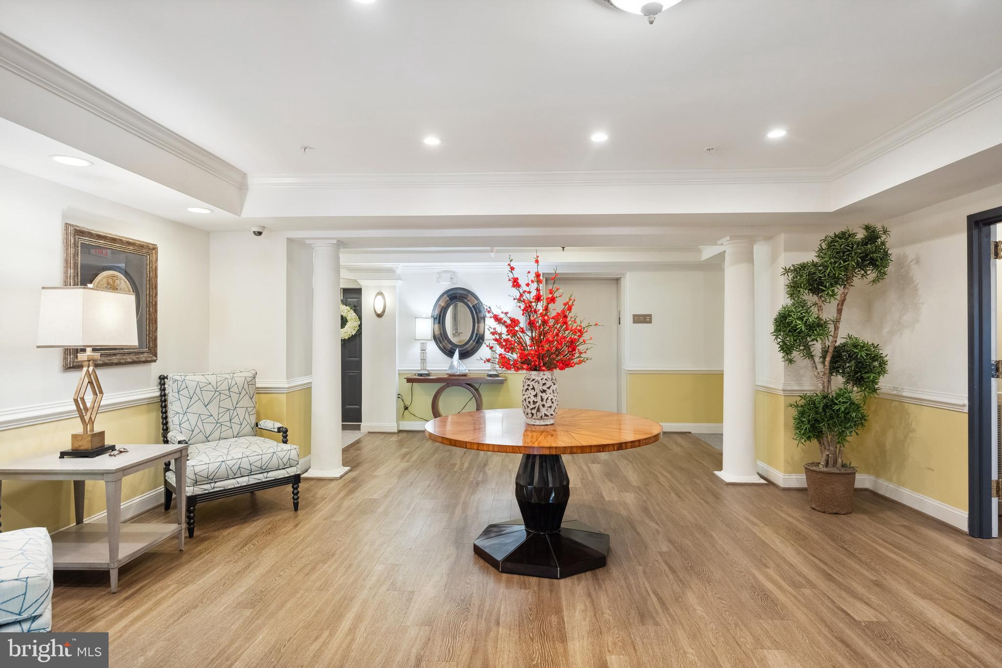 SAINTSBURY PLAZA - Residential