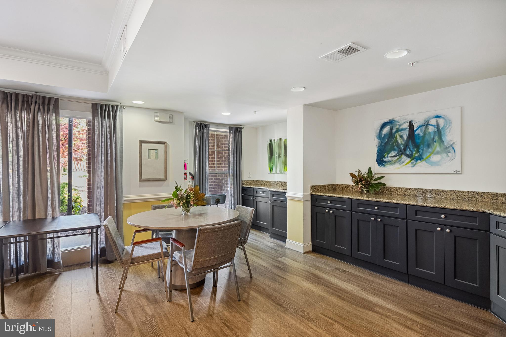 SAINTSBURY PLAZA - Residential