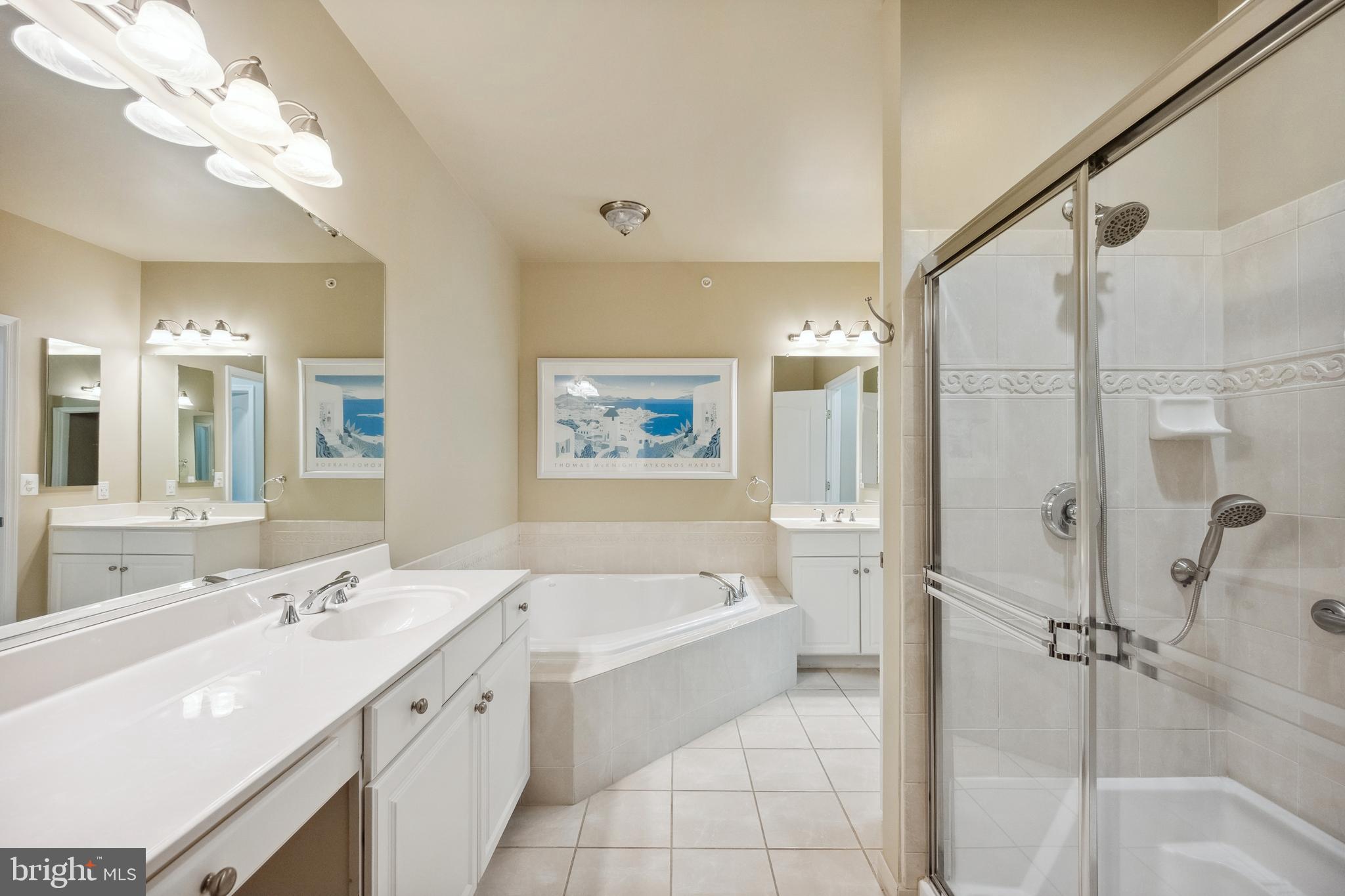 SAINTSBURY PLAZA - Residential