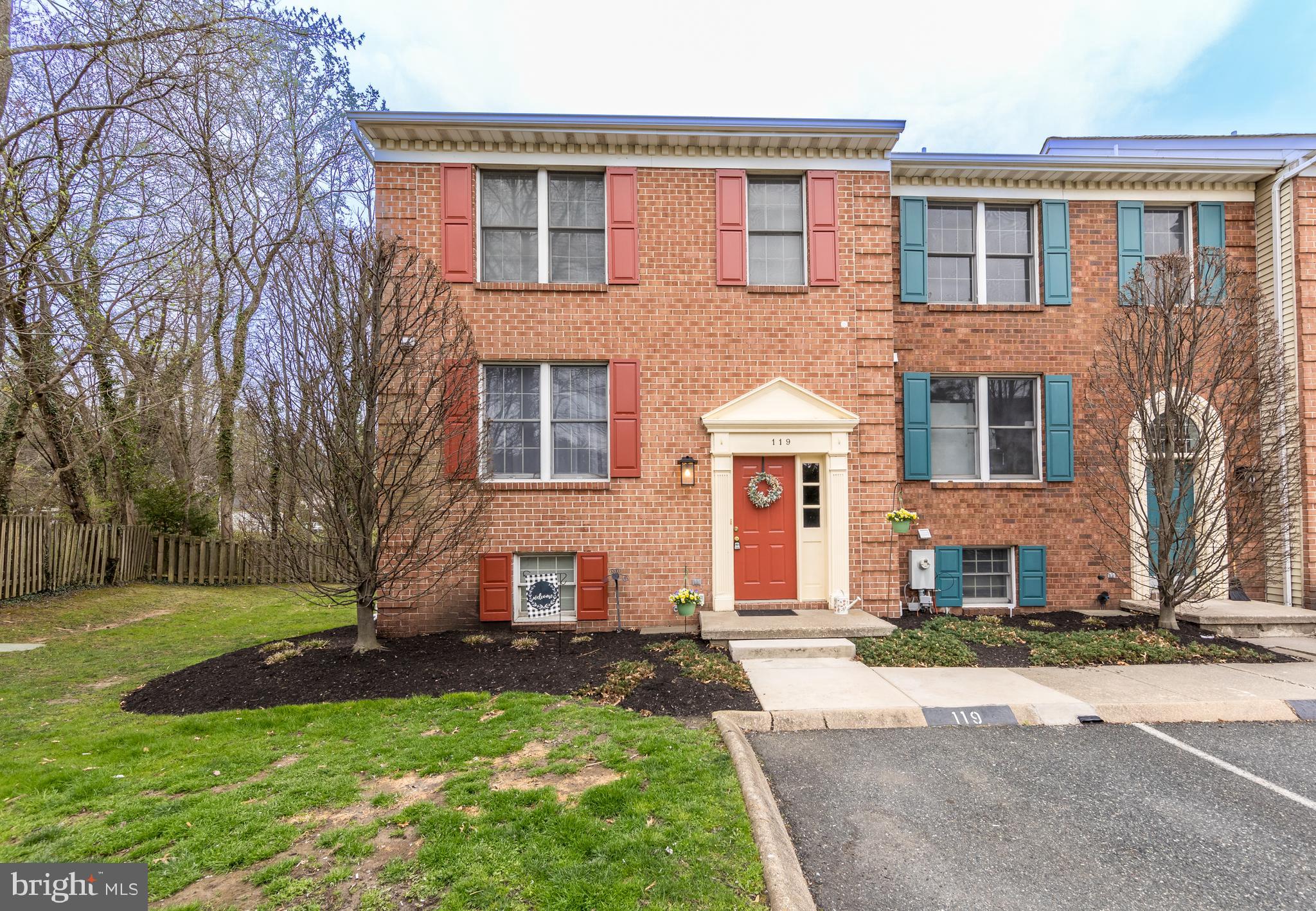 OAK MOORE SQUARE CONDOMINIUMS - Residential