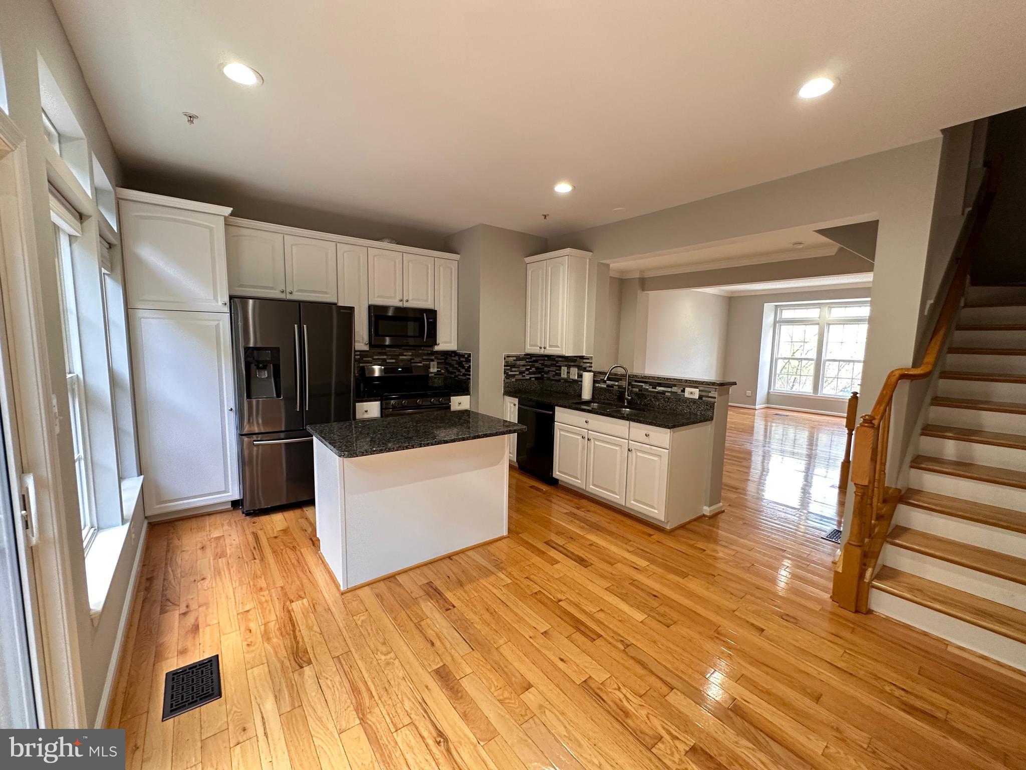 GLEN OAKS CONDOMINIUM - Residential Lease