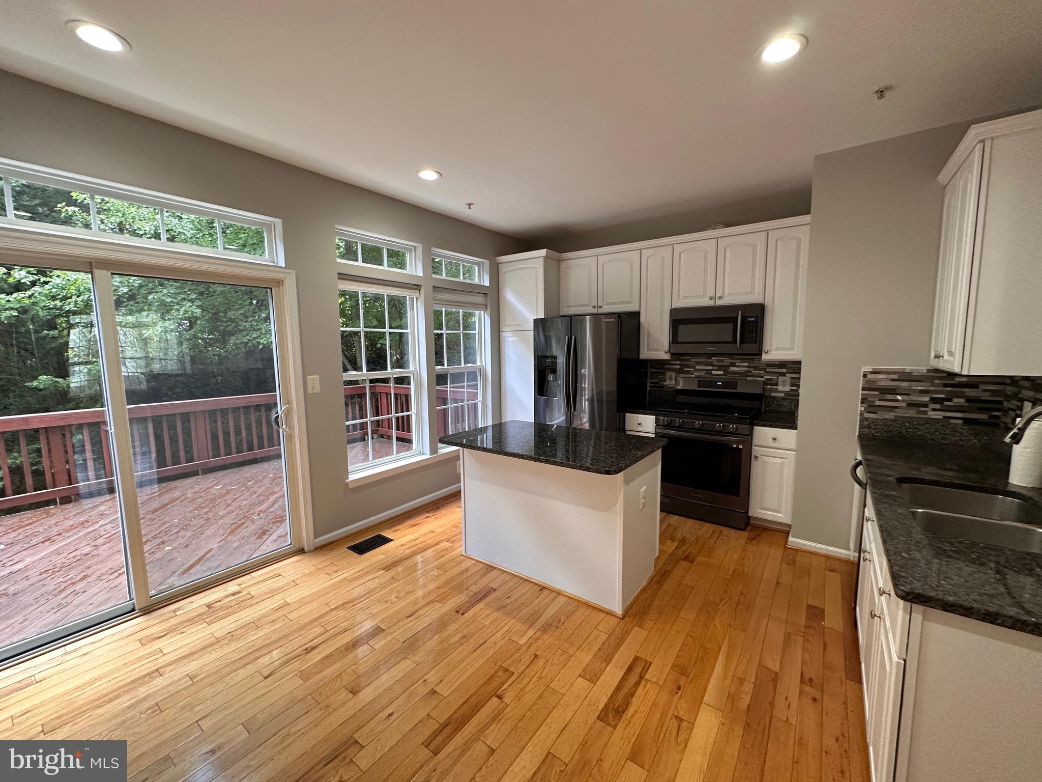 GLEN OAKS CONDOMINIUM - Residential Lease