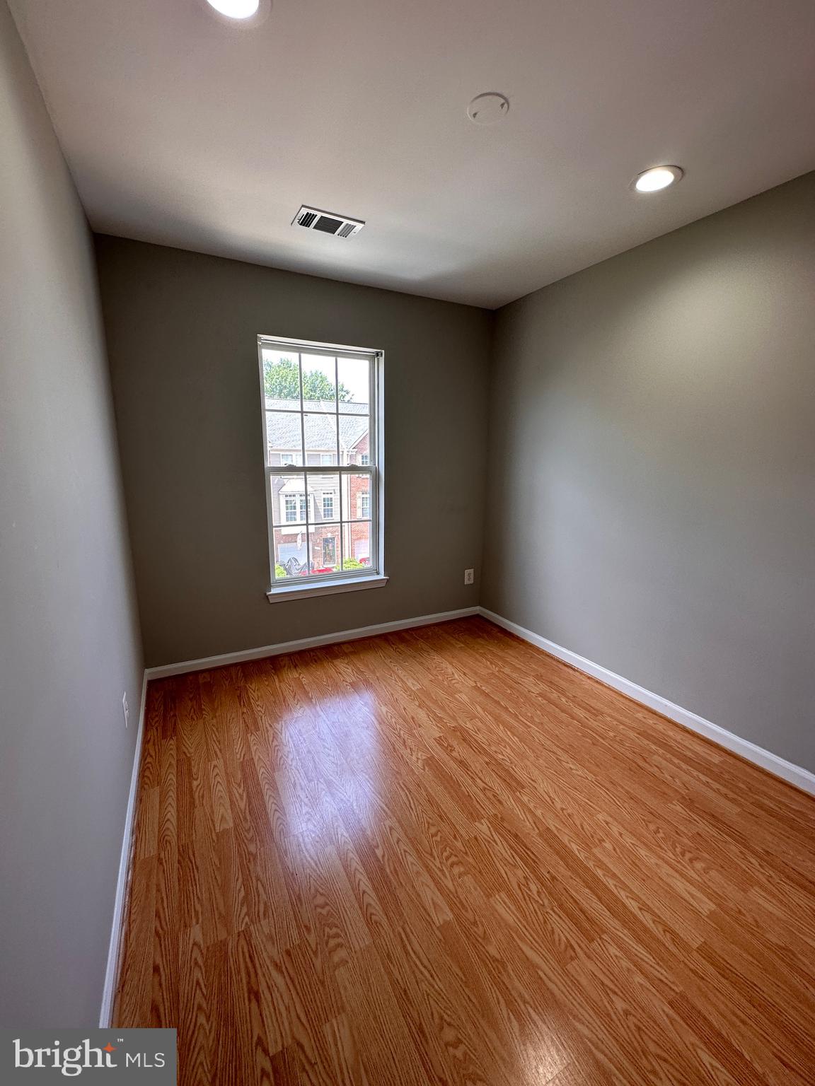 GLEN OAKS CONDOMINIUM - Residential Lease