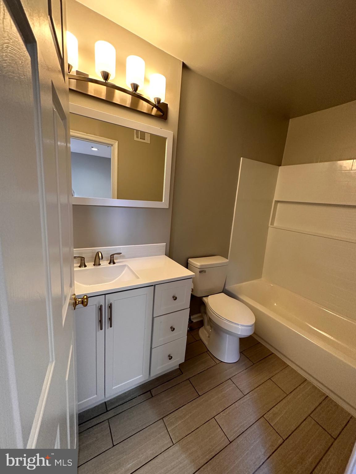 GLEN OAKS CONDOMINIUM - Residential Lease