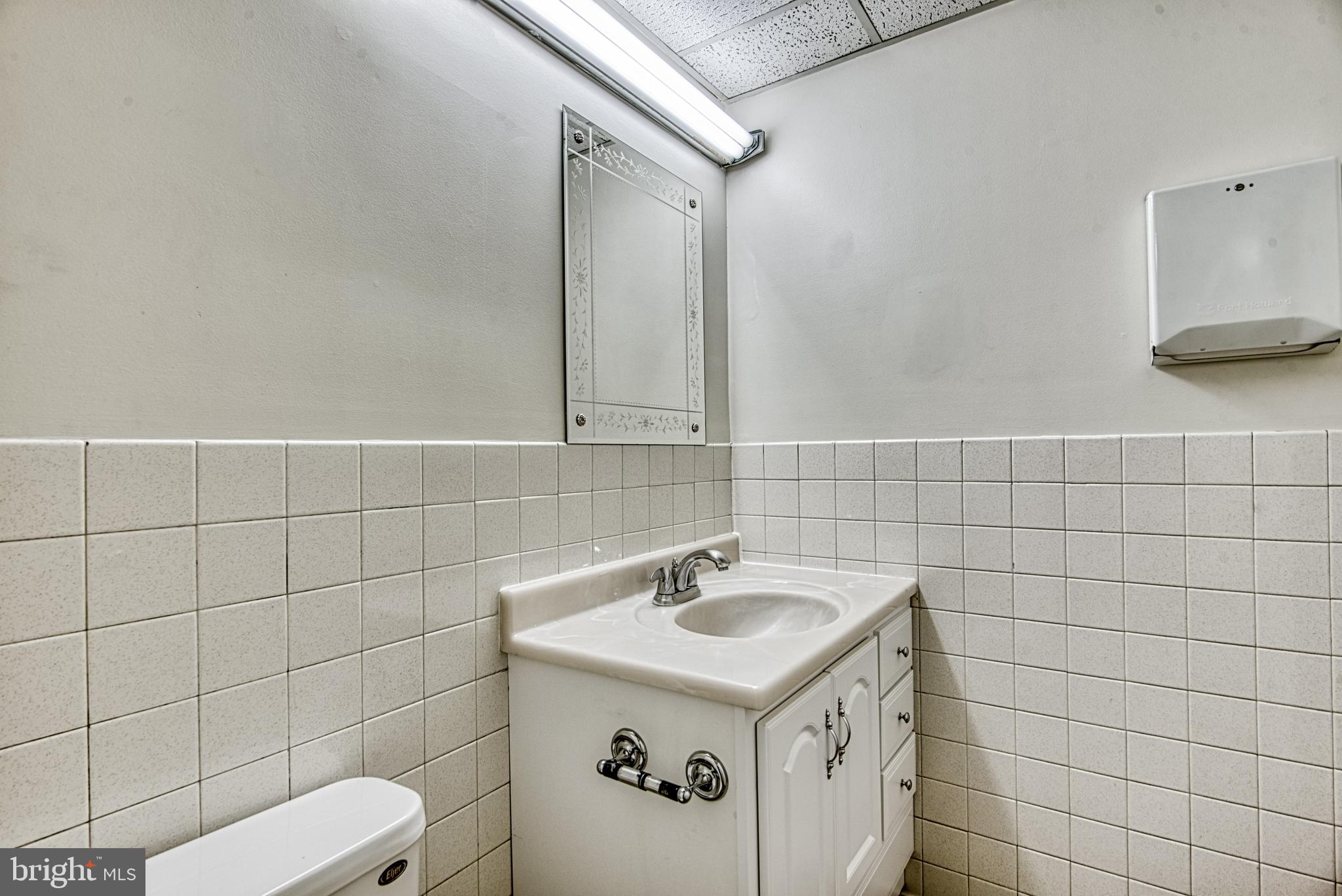 BRISTOW CENTER - Commercial Lease