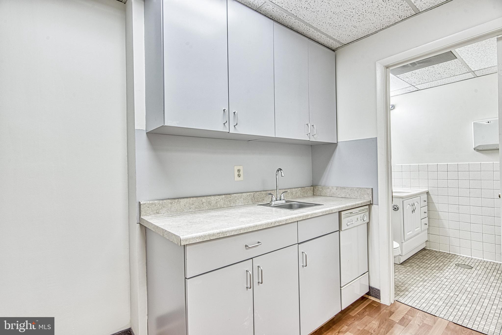 BRISTOW CENTER - Commercial Lease