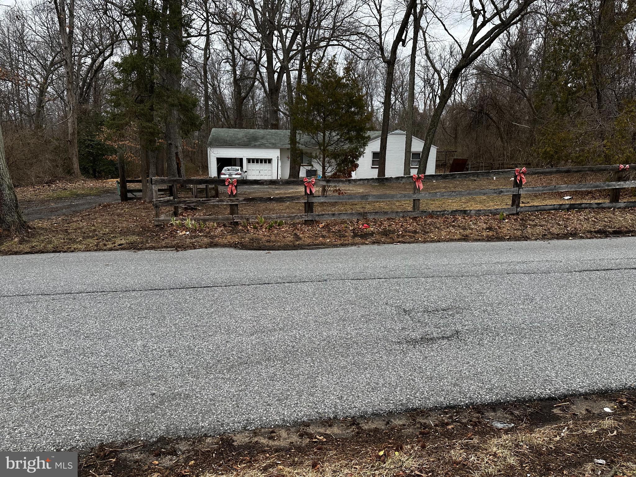 NICE HOUSE NEEDS UP DATING, QUIET RESIDENTIAL RURAL AREA, WITH 4 ACRES, OF LAND , ROOM  TO EXPAND  POSSIBLE MULTI -FAMILY DEVELOMENT SUBJEST TO COUNTY BUILDING CODES


PROPERTY IS BEING SOLD AS IS, PROPERTY NEEDS SOME CLEARING, INVESTMENT PROPERTY