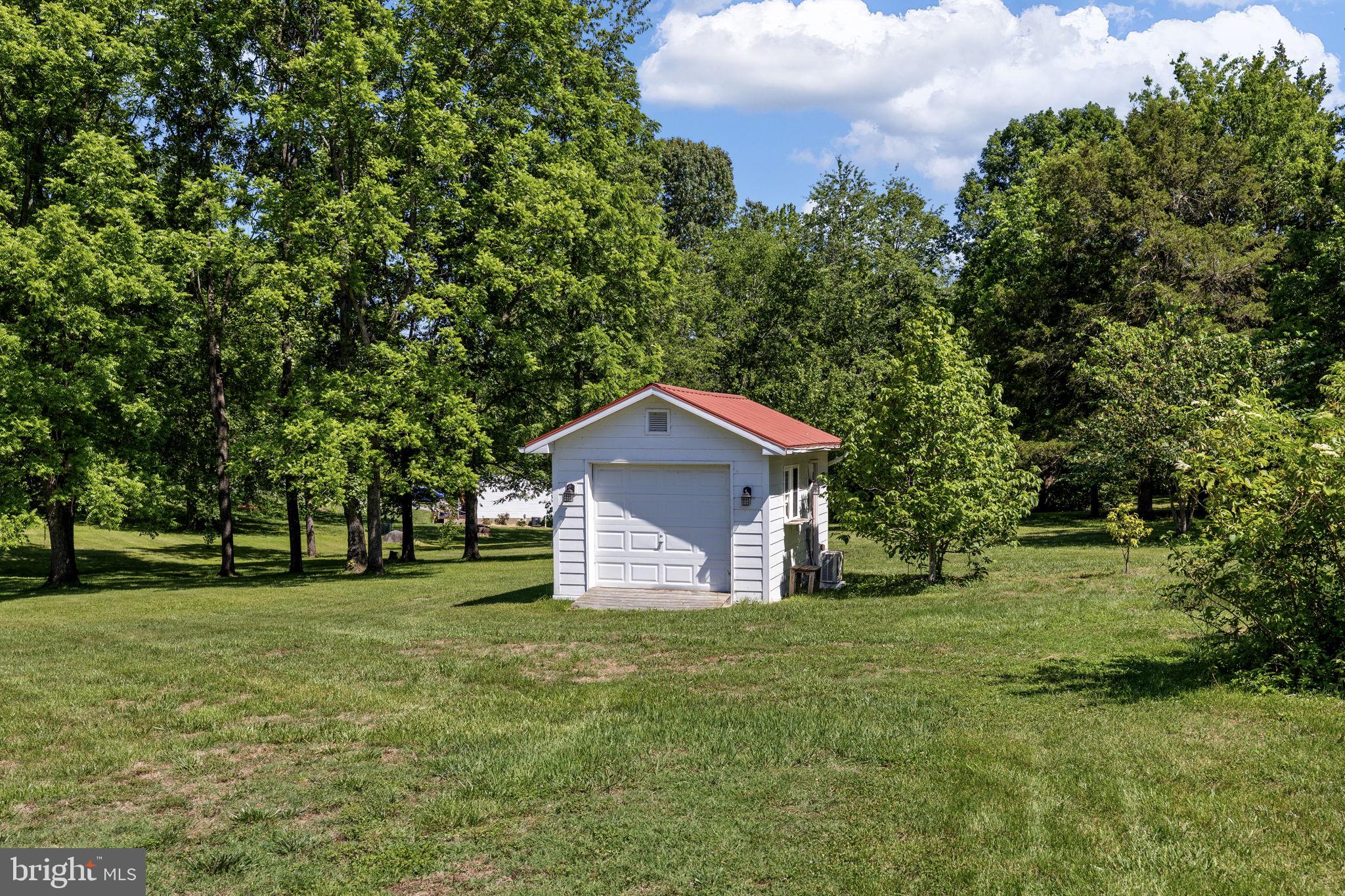 COUNTRYSIDE ON LAKE ANNA - Residential