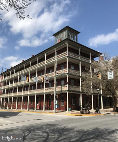 Half off 1st Month's Rent if lease signed by 2/15!!!   1 bedroom, 1 bath apartment in the Historic National House building. Living/dining room combo and updated kitchen. Walk-in closet off bedroom, stackable washer/dryer and CAC. Steps away from Central Market, restaurants and nightlife. No pets and no smoking indoors.