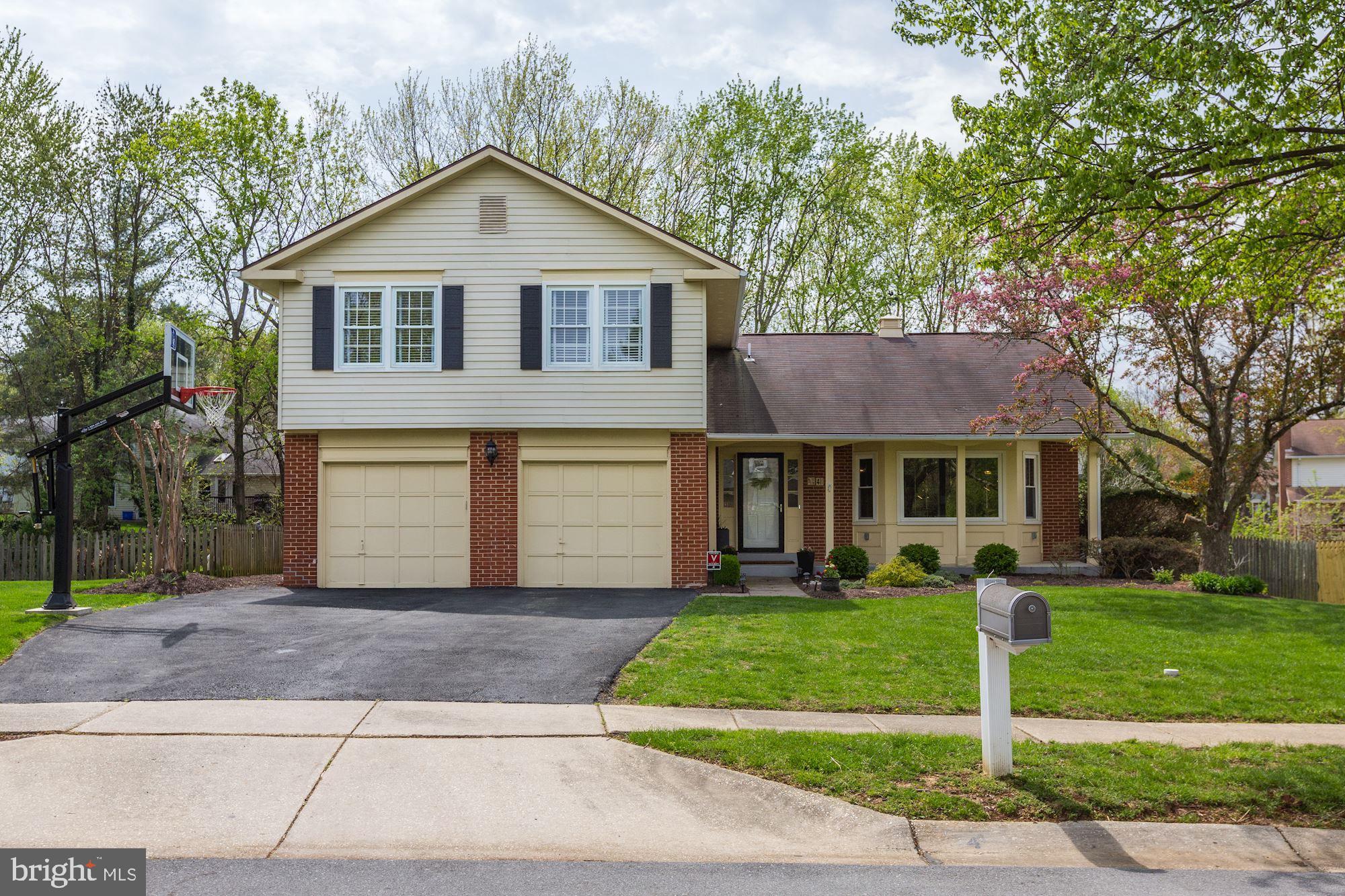 Offers, if any, should be submitted on Tuesday, April 30th, by 3pm.  This home has it all!  Beautifully renovated with tons of natural light on an amazing private lot with pool, some of the very special features incude:  large living room, grand dining room, eat-in renovated kitchen, huge family room with big fireplace, sumptuous master suite, big play room, tons of storage, incredible back yard that's totally private and so much more!  Located in desirable Horizon Hill on a quiet cul-de-sac.  Open house Sunday from 1-3pm.  Hurry.  Will NOT last!