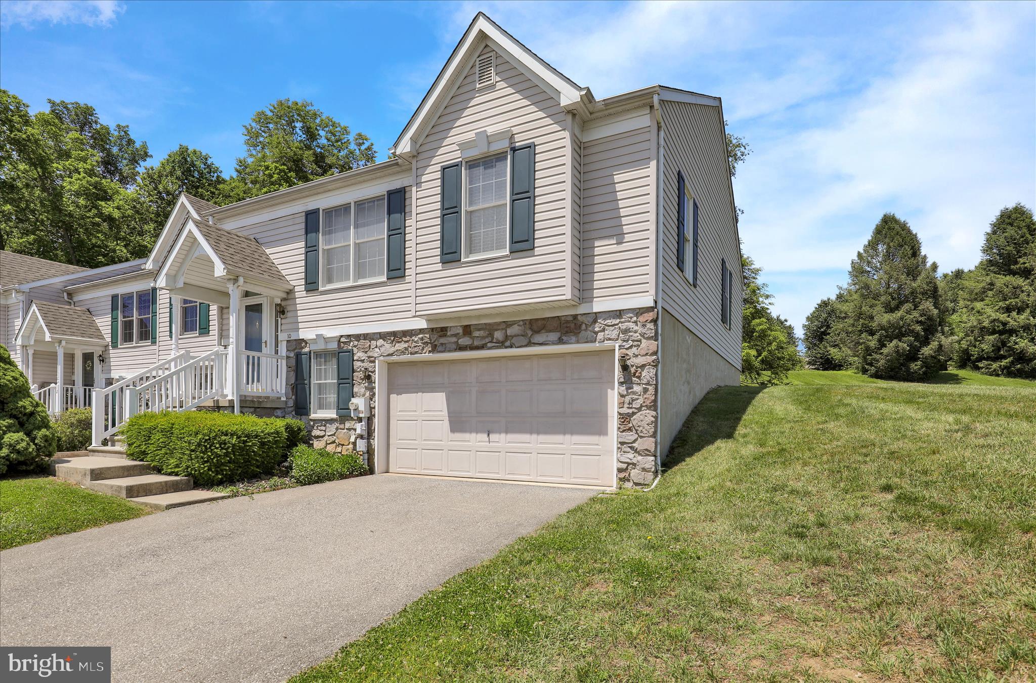 MANOR OAKS - Residential