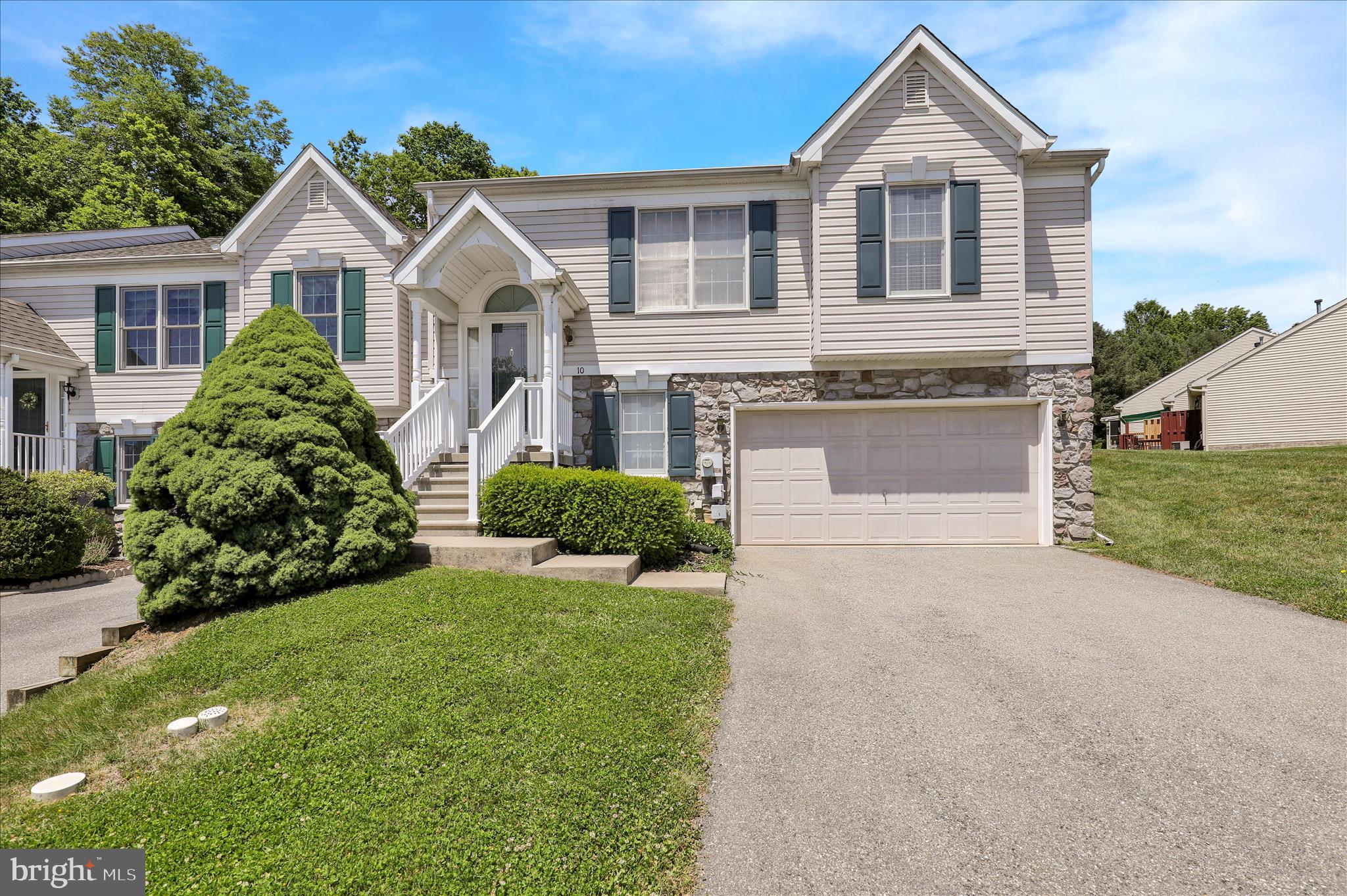 MANOR OAKS - Residential