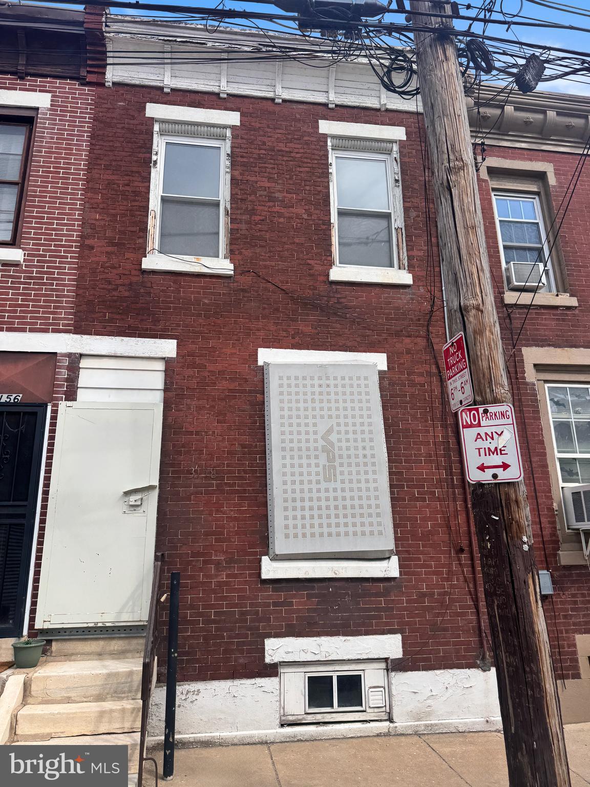 Opportunity awaits with this 2-story brick rowhome located in the evolving Kensington neighborhood. This property offers approximately 2–3 bedrooms, a rear yard, and solid potential for renovation and value-add improvements. Ideal for investors, contractors, or buyers looking to customize a home to their vision. Conveniently located near transportation, shopping, dining, and ongoing neighborhood development. Property is being sold in its current condition. Buyer responsible for any certifications, inspections, and due diligence. Don't miss the chance to unlock the potential of this promising property.

First Look program applies - EXPIRES: 7/19/26. Owner-occupant, non-profit, and public entity purchasers receive priority during the initial marketing period. Investor offers will be considered after the First Look period ends.

Buyer is responsible for 100% transfer tax. This is a Fannie Mae homepath property.  Buyers complete the homepath Ready Buyer home ownership course on Homepath website.
 Attach certificate to offer up to 3% closing cost assistance.