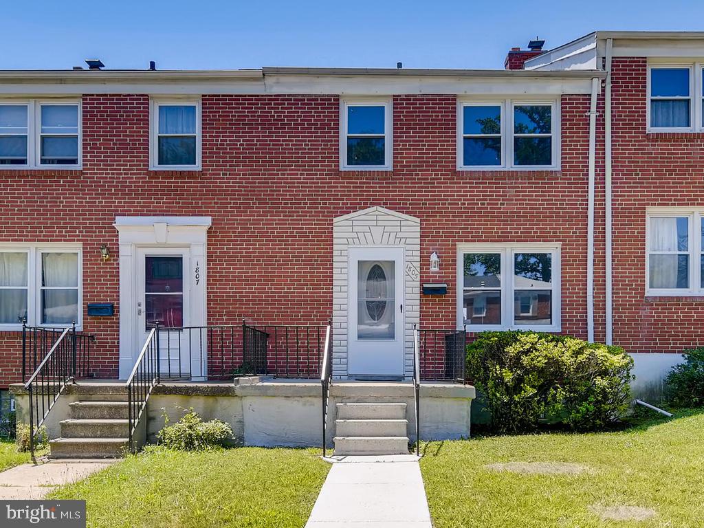 OPEN HOUSE CANCELLED DUE TO STATUS CHANGEWelcome to Oakleigh Manor! This light filled, freshly painted home has many features and amenities  to  appreciate.   Beautiful hardwood floors throughout. Updated kitchen has new tile  flooring, built in breakfast bar, all appliances incl and access  to an awesome deck.. The second floor has 3 bedrooms, full bath , pull down stairs to attic. The lower level  features a carpeted family room,  private flush, washer & dryer and utility/storage room, plus you can walk out to the  fenced in  back yard,  There is a private  2 car parking pad  for convenient off street parking.  MOVE-IN READY!