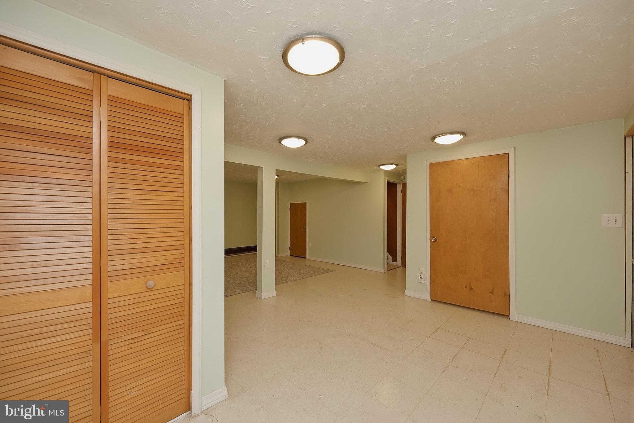 COUNTRY CLUB ACRES - Residential