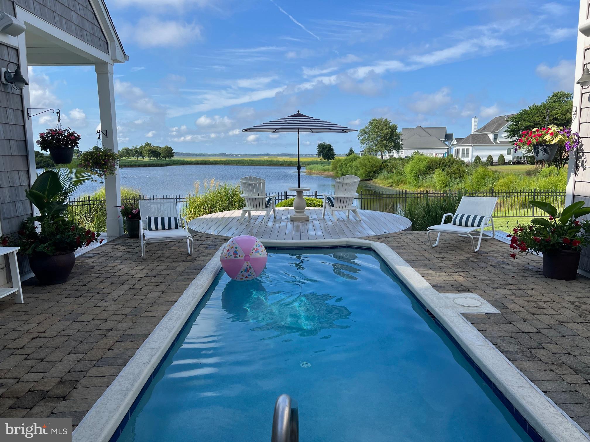 LIGHTHOUSE SOUND - Residential