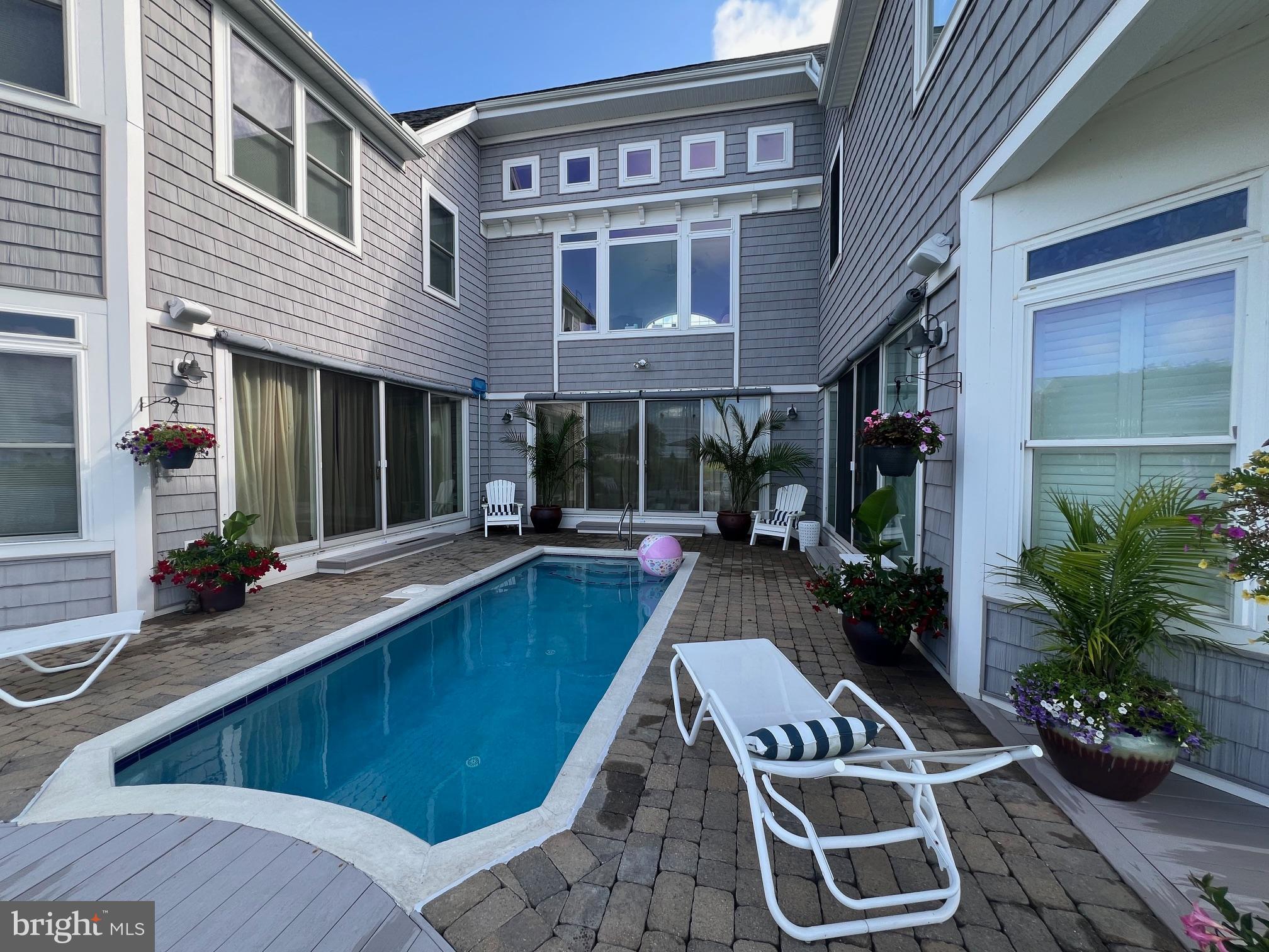 LIGHTHOUSE SOUND - Residential