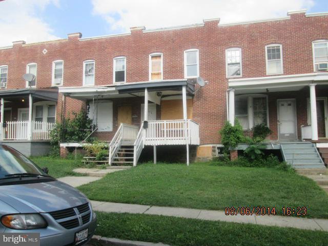 Charming Row Home conveniently located near highways, major streets and shopping.  Features covered front porch, fenced backyard and open floor plan with nice sized rooms.