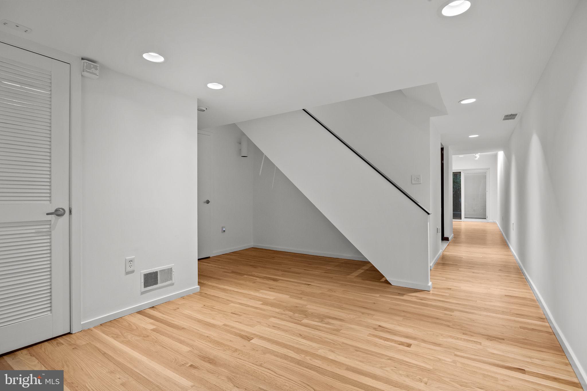 QUEEN VILLAGE - Residential