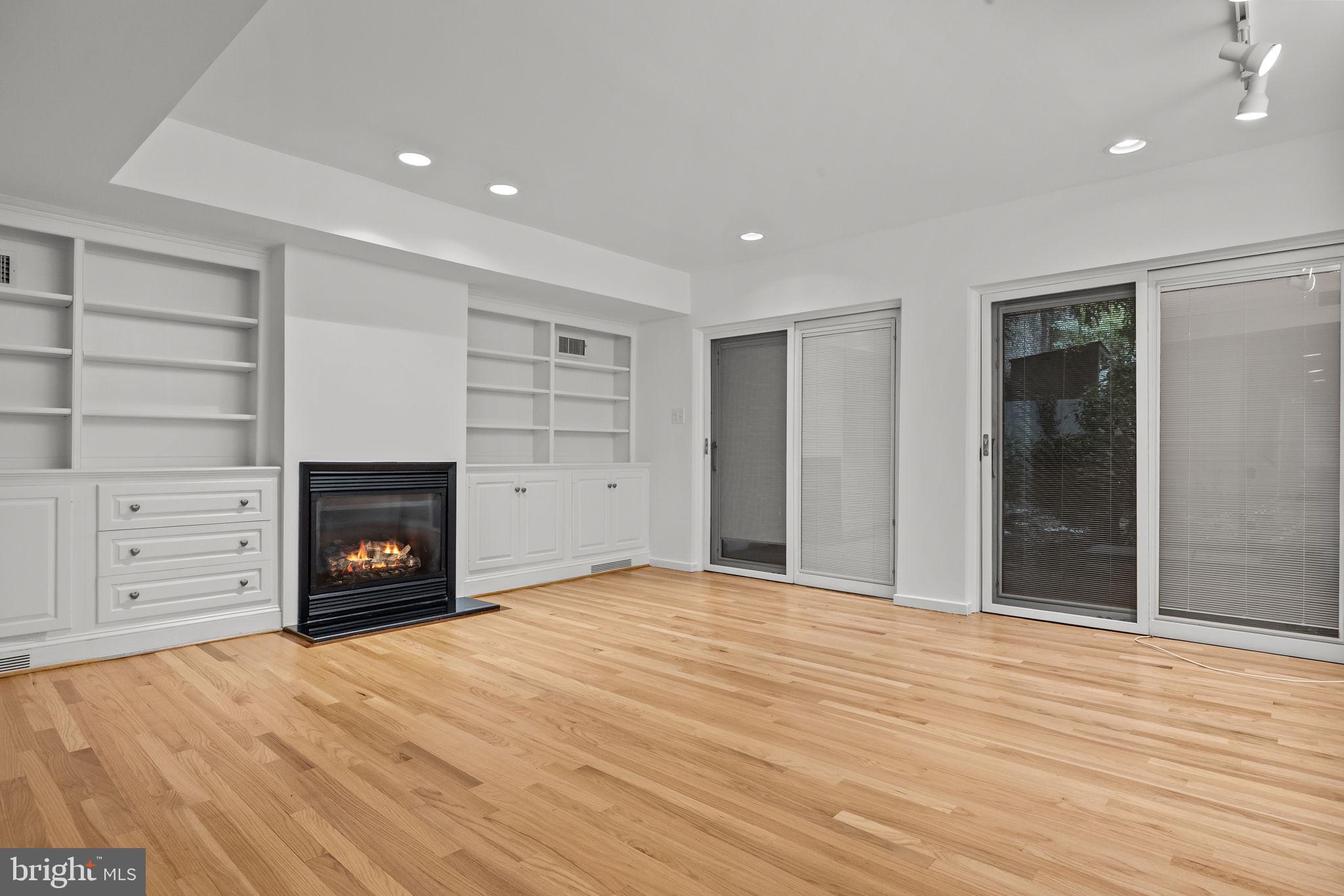 QUEEN VILLAGE - Residential