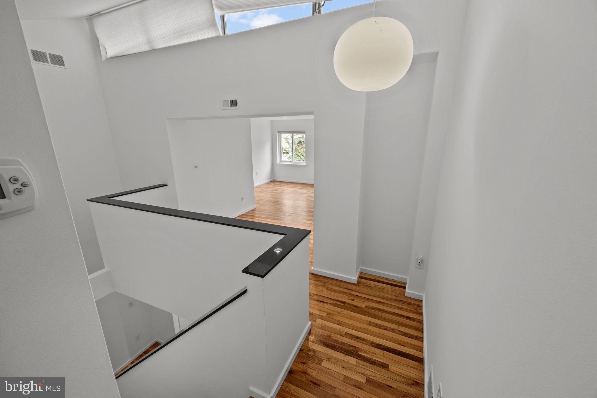 QUEEN VILLAGE - Residential