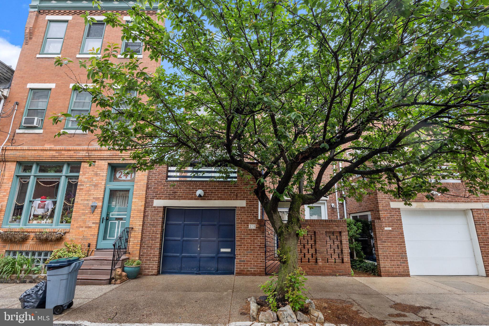 QUEEN VILLAGE - Residential