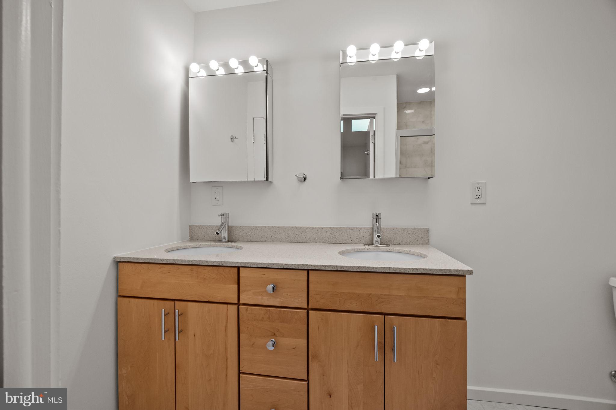 QUEEN VILLAGE - Residential