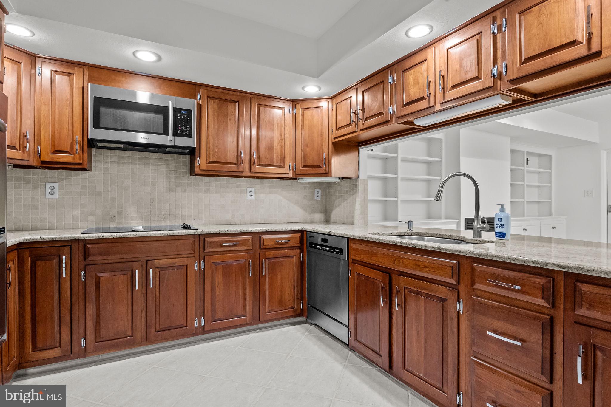 QUEEN VILLAGE - Residential