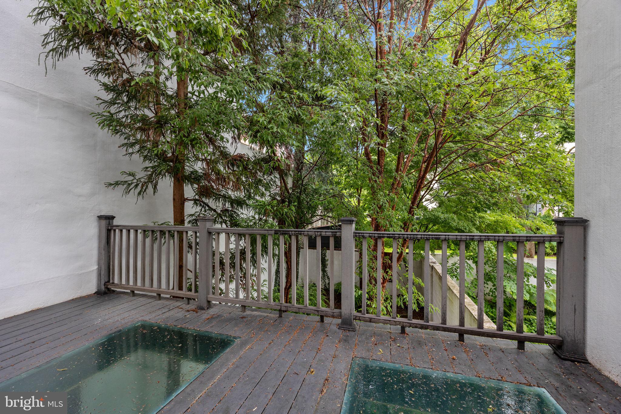 QUEEN VILLAGE - Residential